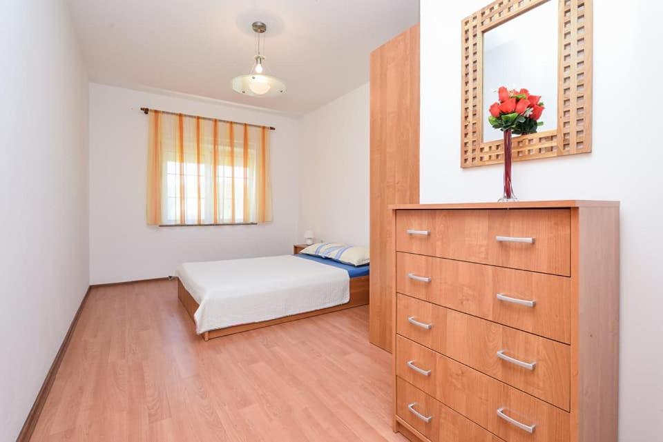 Sreca Apartment Near Beach With Bbq Бибинє Екстер'єр фото