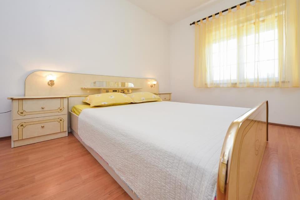 Sreca Apartment Near Beach With Bbq Бибинє Екстер'єр фото