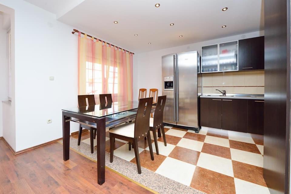 Sreca Apartment Near Beach With Bbq Бибинє Екстер'єр фото