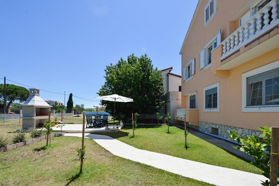Sreca Apartment Near Beach With Bbq Бибинє Екстер'єр фото