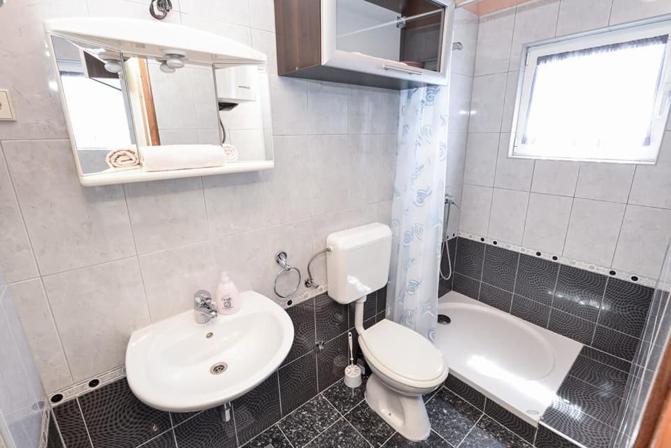 Sreca Apartment Near Beach With Bbq Бибинє Екстер'єр фото