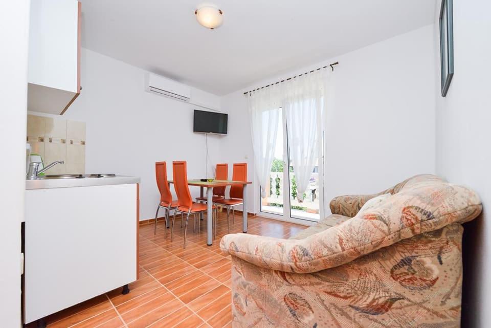 Sreca Apartment Near Beach With Bbq Бибинє Екстер'єр фото